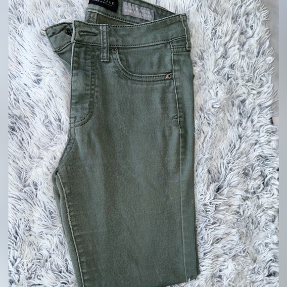 Aeropostale high rise/waisted jeggings. Size 2 regular - Picture 2 of 4